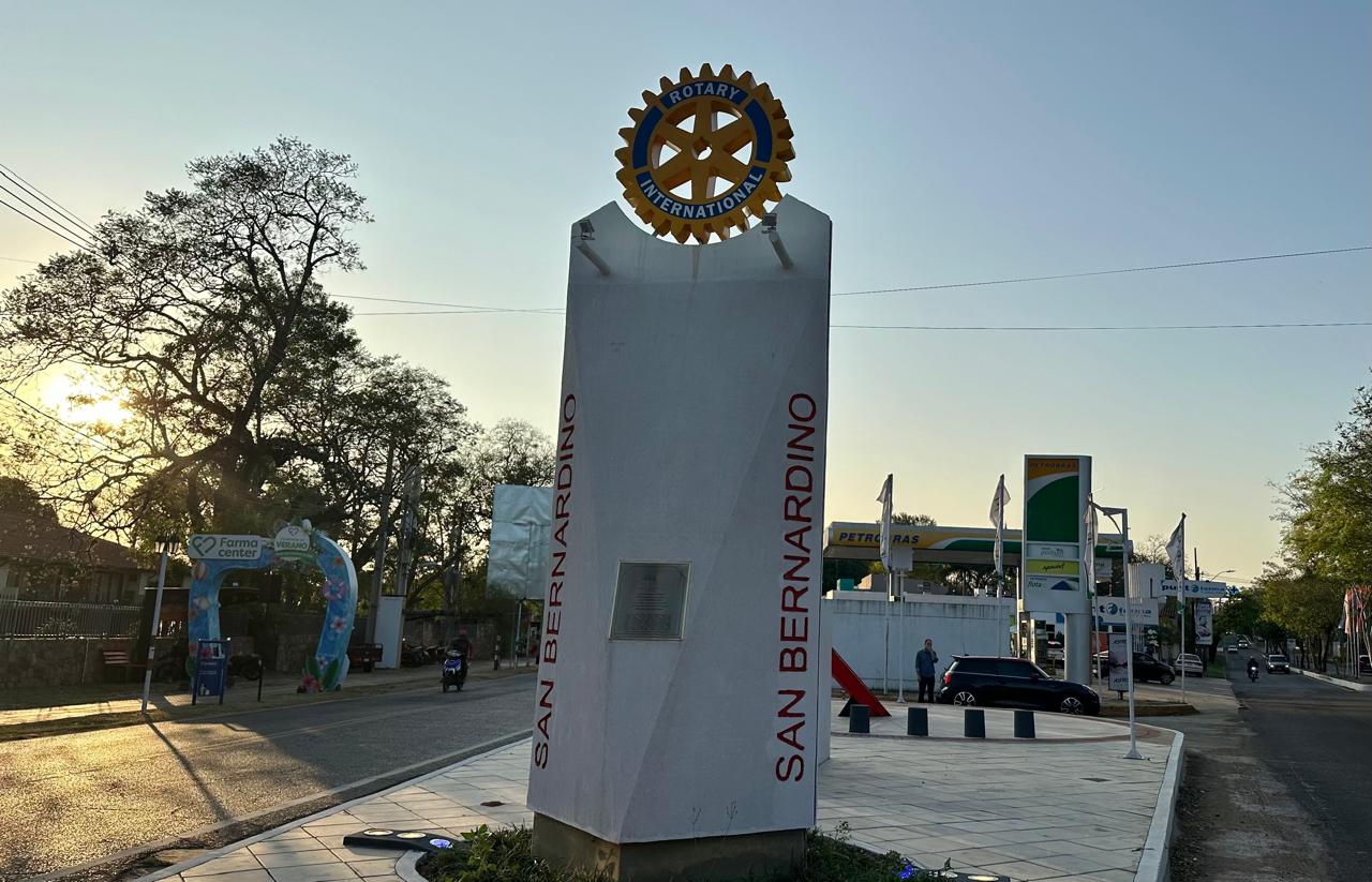 Monolito del Reloj Solar - Vista frontal